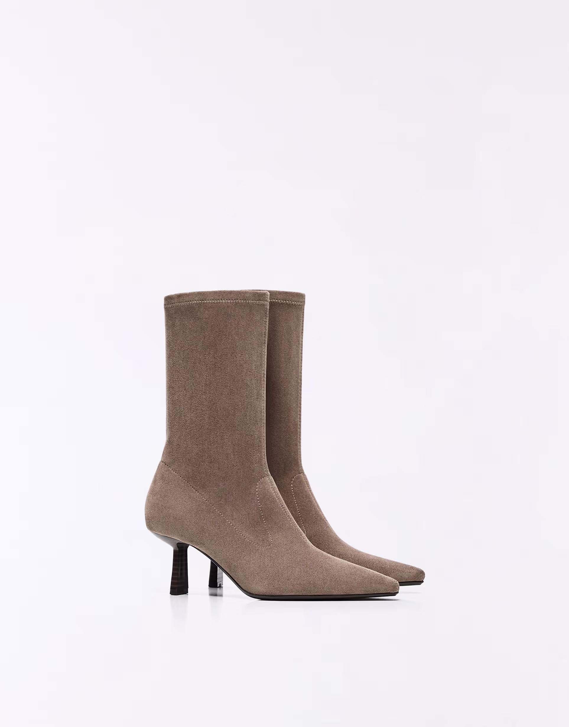 Bershka – Stiefeletten in Beige mit figurbetontem Schaft und Kitten-Absatz